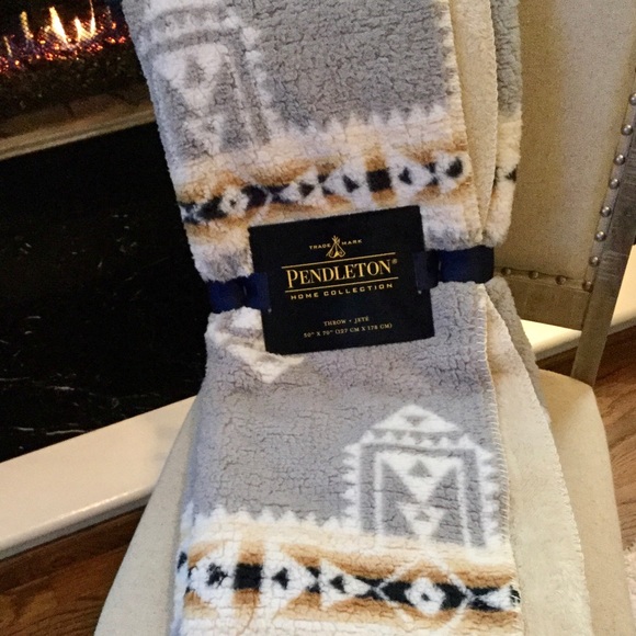 PENDLETON Aztec Print Sherpa Fleece Throw Blanket Boho Gray Cream Black NIP - Picture 2 of 8